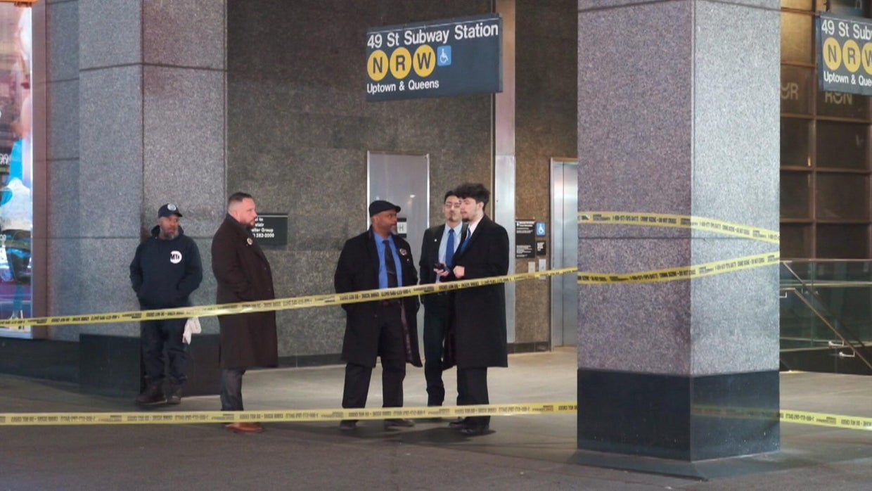 Man beaten with bat, fatally stabbed near NYC's Times Square - CBS New York