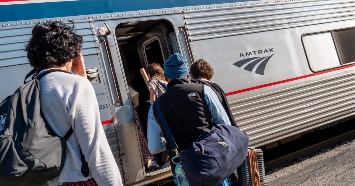 Some Thanksgiving travelers opting for trains to avoid busy airports, traffic