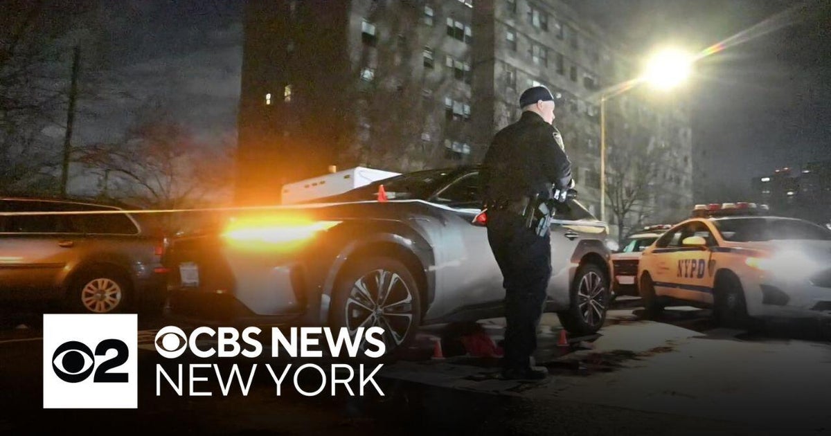Taxi driver stabbed in the Bronx - CBS New York