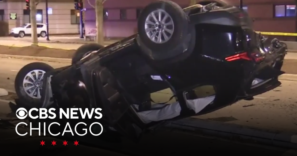 2 people detained after crash on Chicago's South Side - CBS Chicago