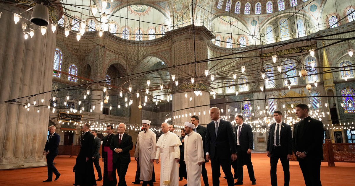The Pope visits Istanbul’s blue mosque to meet with Turkish religious leaders