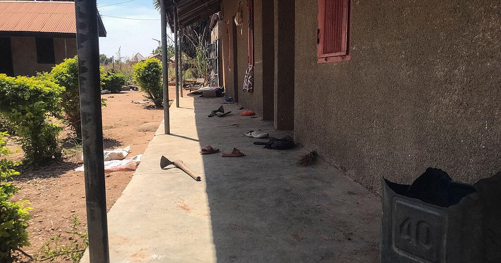 12 млади момичета, отвлечени в Нигерия, са освободени от похитители, каза местен служител