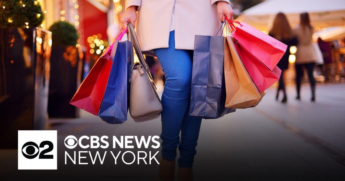 Economic worries not stopping shoppers this holiday season
