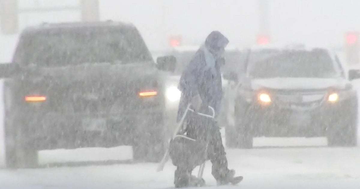 Parts of the U.S. get over a foot of snow as Thanksgiving travelers try to head home
