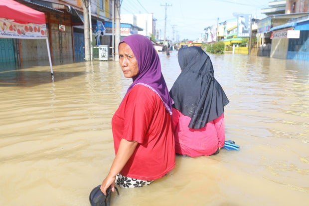 Inundaciones mortales en Indonesia dejan cientos de desaparecidos