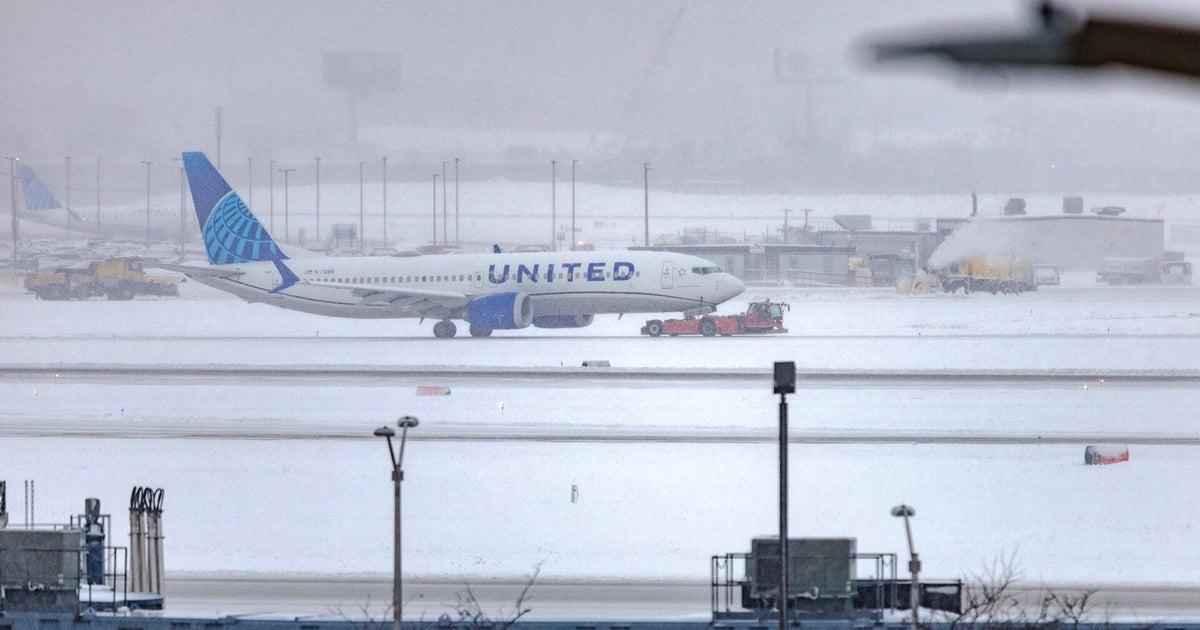 Thanksgiving travelers still trying to get home as winter storm heads east