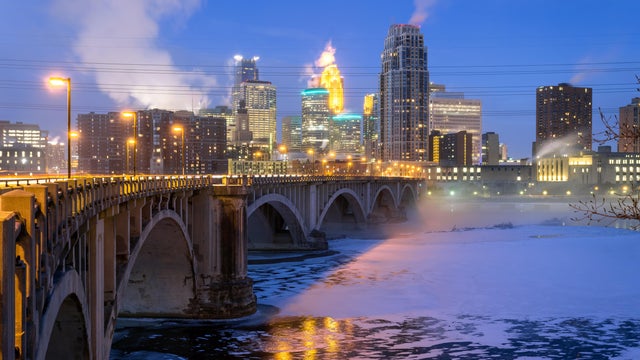 Skyline, Central Avenue Bridge, Minneapolis, Minnesota, America 