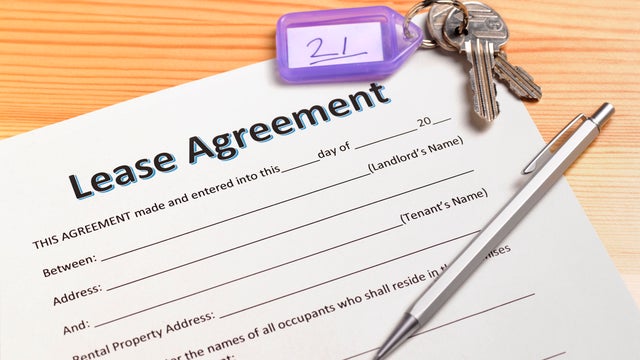Lease agreement with house keys 