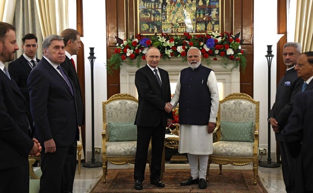 Putin visits India, offers 