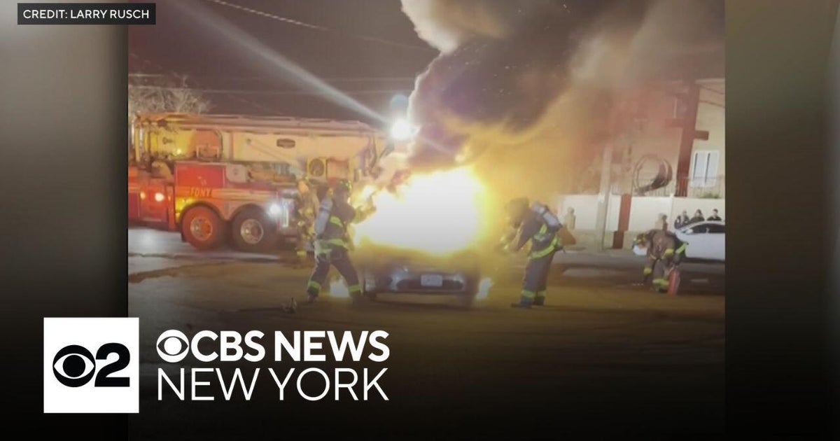 Suspect in custody in violent Queens car meetup - CBS New York