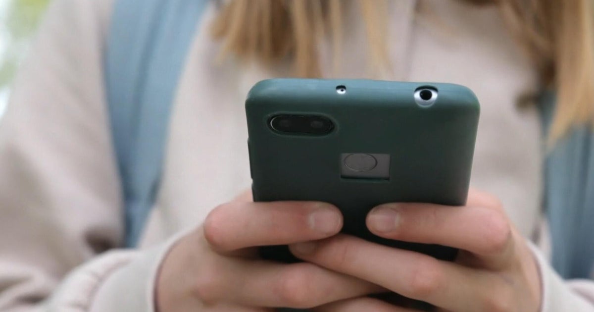 Couple starts movement asking parents to give kids a smartphone-free childhood