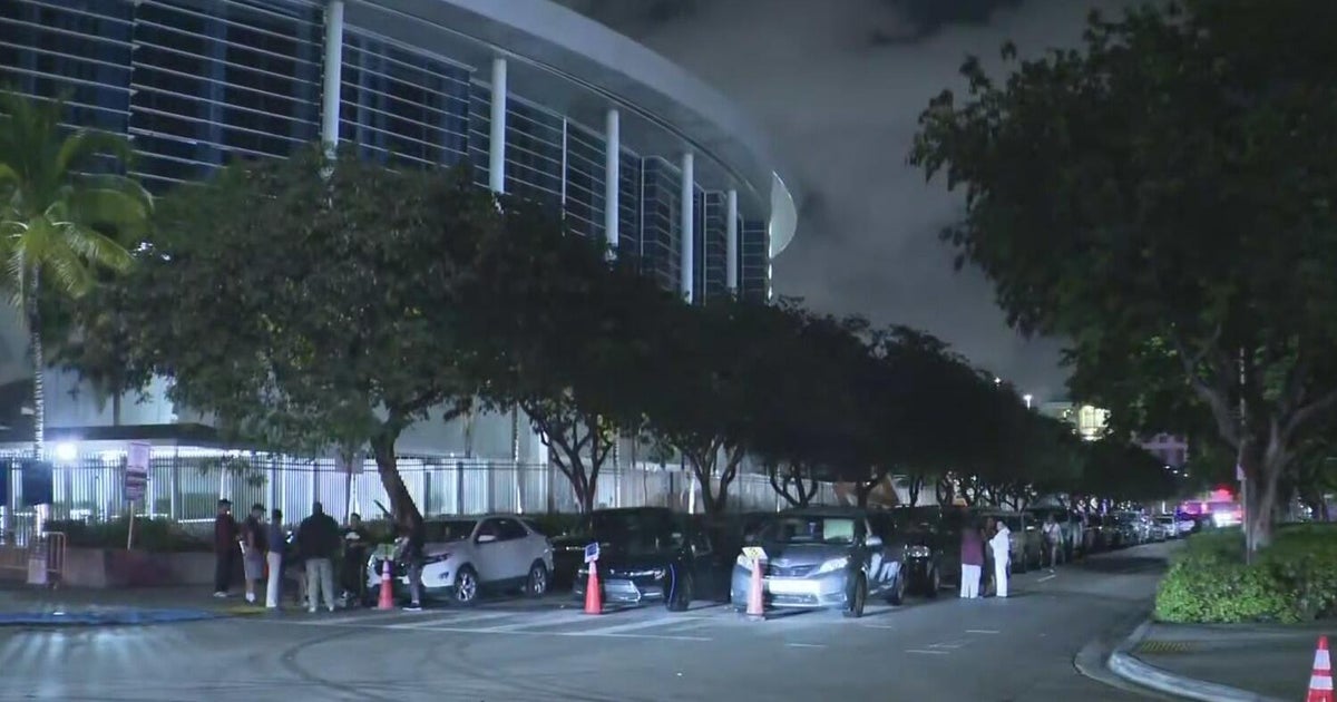 Hundreds line up for CAMACOL’s annual holiday food basket distribution – CBS News