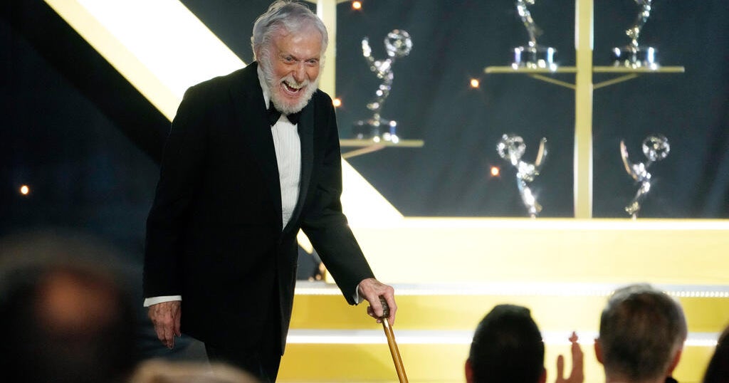 Актьорът и иконата на комедията Дик ван Дайк навършва 100