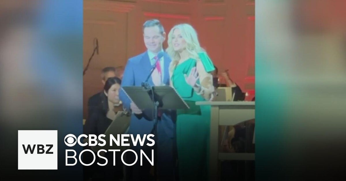 Paula Ebben and Chris Tanaka recite 'Twas the Night Before Christmas with Boston Pops