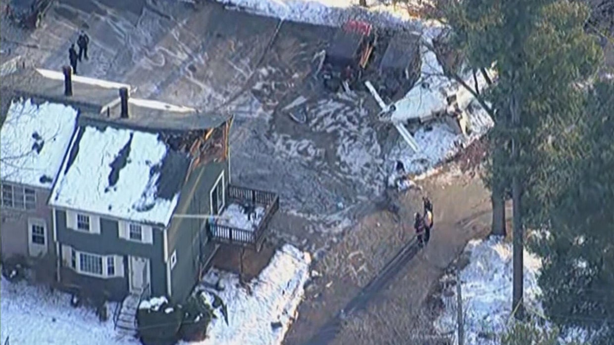 Small plane crashes into residential complex in Nashua, New Hampshire ...