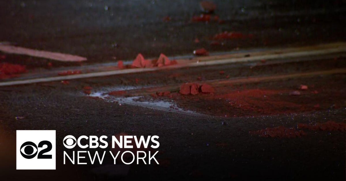 1 hurt when bricks fall from Midtown building - CBS New York