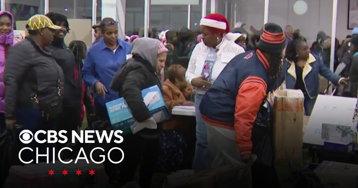 Thousands line up for holiday giveaway in Chicago's North Lawndale neighborhood