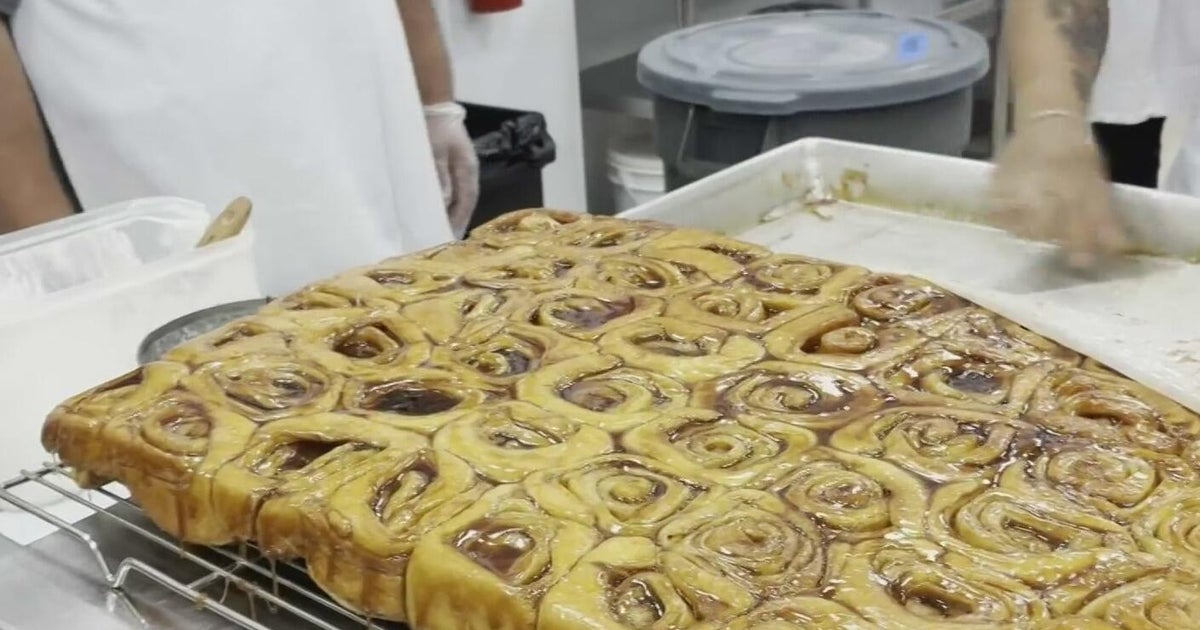 Hundreds line up for opening of Knaus Berry Farm