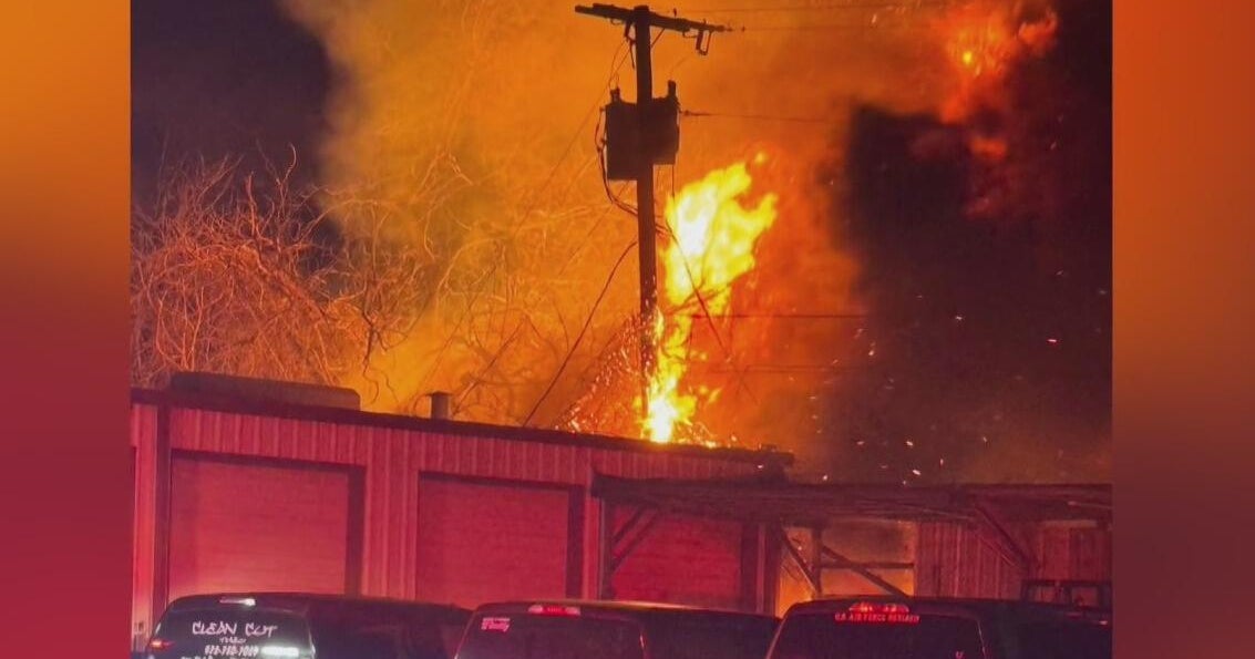 Arlington Fire Department responds to several overnight fires - CBS Texas