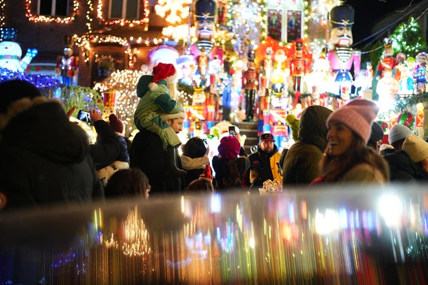 Crowds Revel In Christmas Atmosphere In New York 