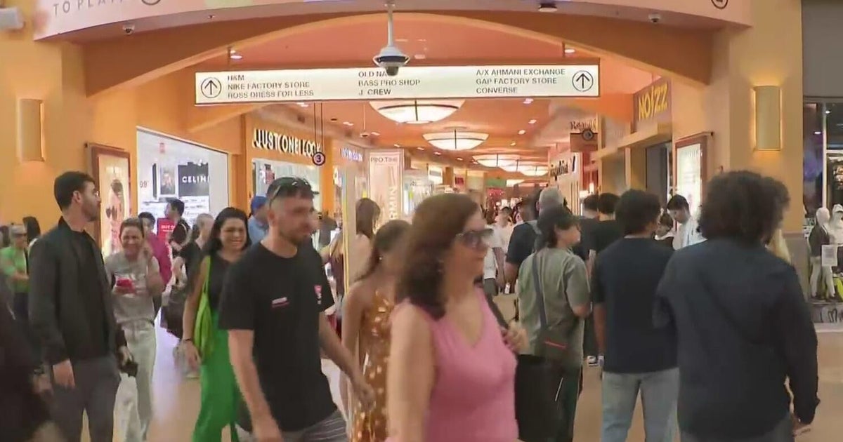 Last-minute Christmas shoppers rush South Florida malls