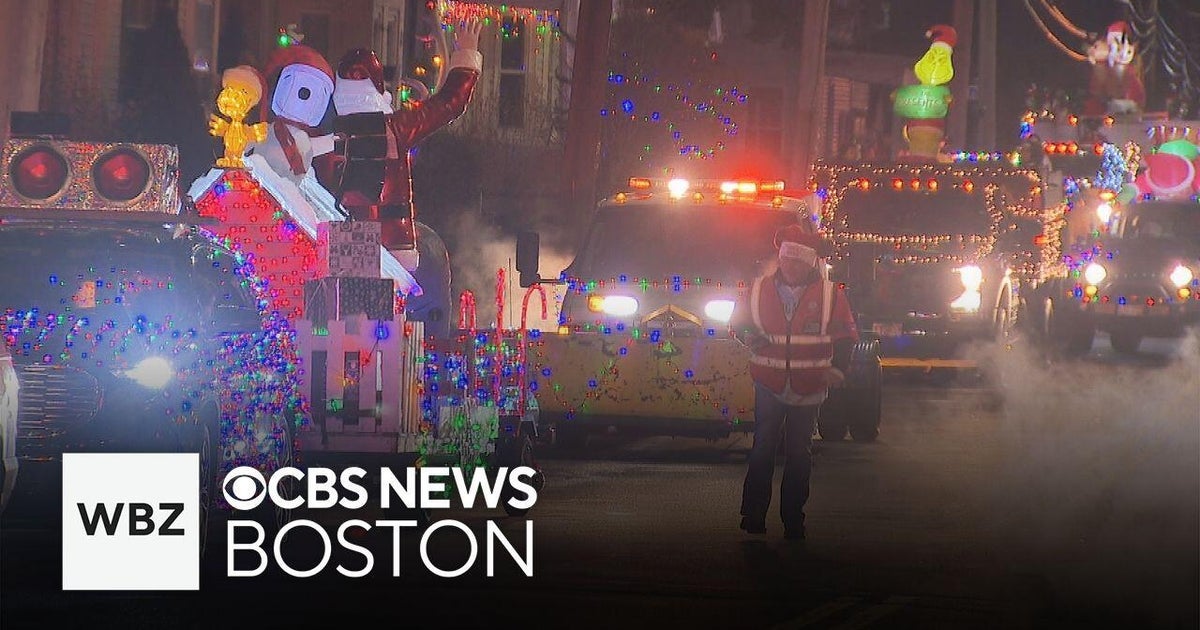 Lynn Christmas Eve parade draws tens of thousands