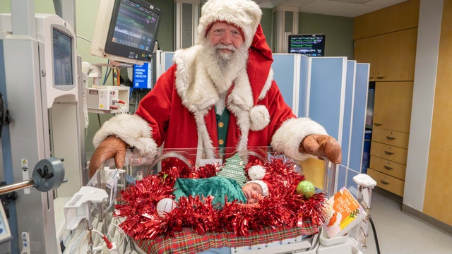 Babies in Henry Ford NICU gets a visit from Santa Claus 