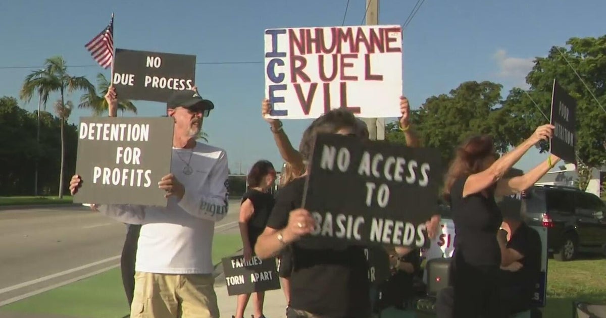 Christmas Day protests outside Broward County ICE detention facility