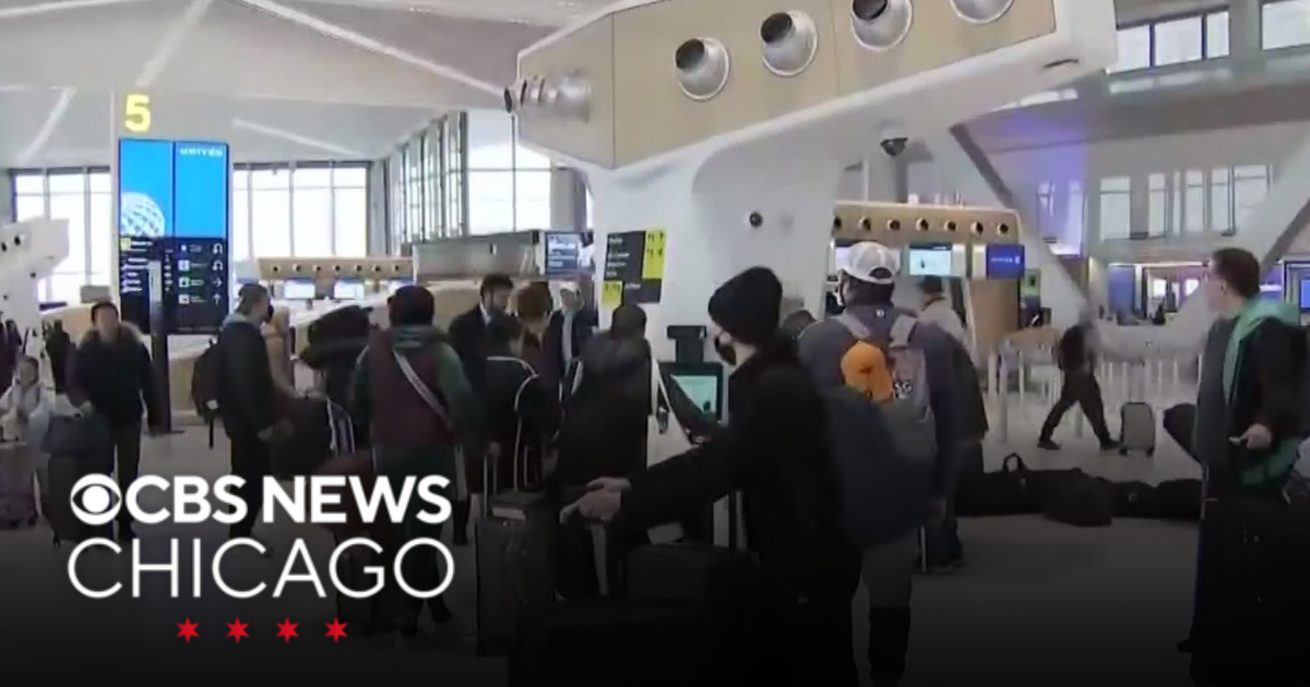 Snowstorm socks Northeast, causing hundreds of flight cancellations, delays