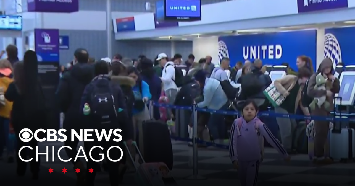 Snow, wind descend on Chicago as travelers take to airports