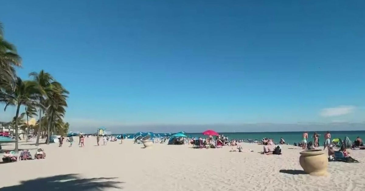 Hollywood Beach draws crowds ahead of a chilly New Year’s Eve