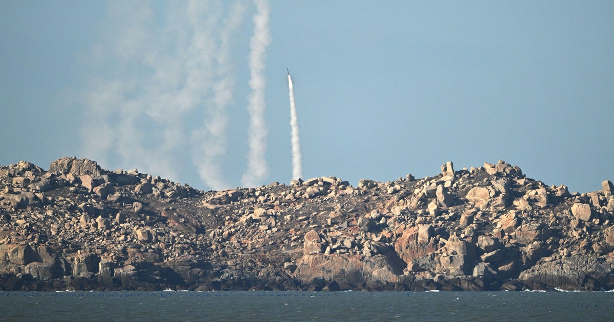 Пекин — Китай изстреля ракети и разположи десетки бойни самолети