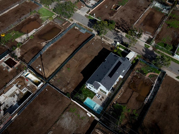 1531335-me-palisades-first-rebuilt-home_me_EAT 