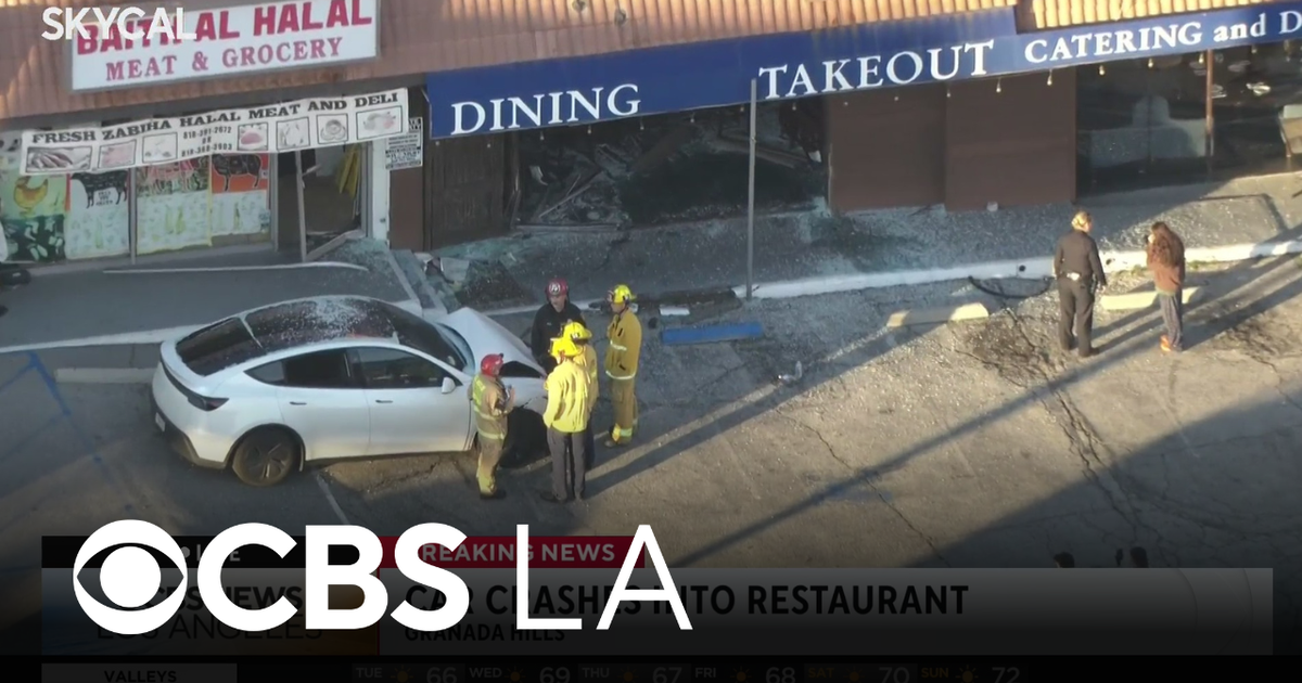 Car crashes into Granada Hills restaurant - CBS Los Angeles
