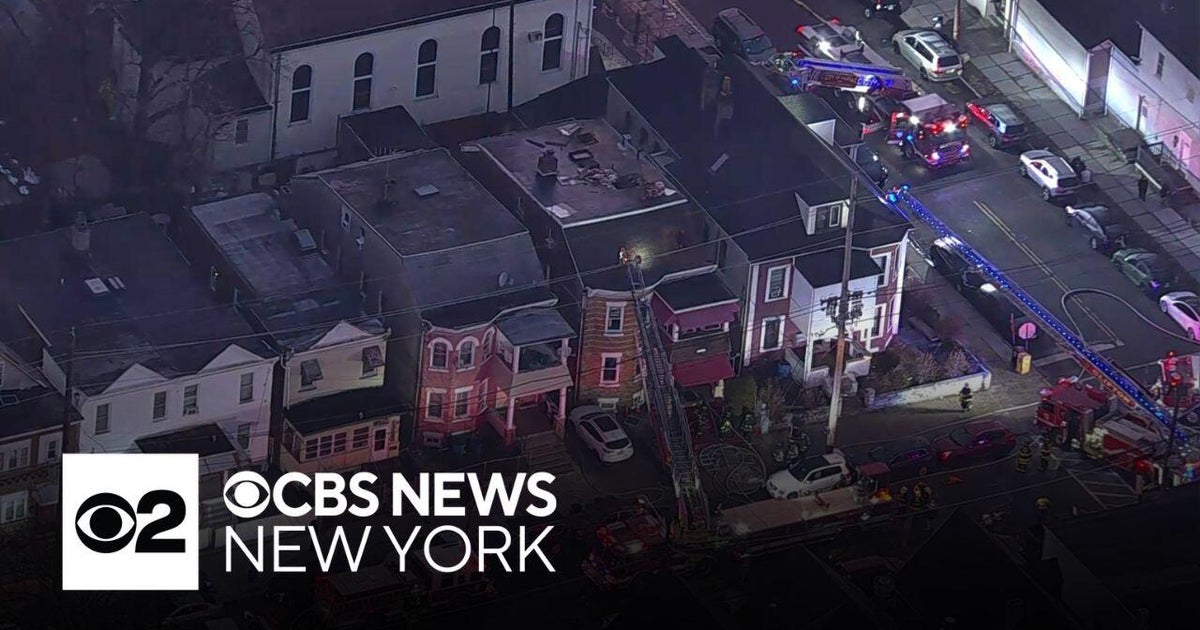 Heavy smoke from house fire in Passaic, New Jersey - CBS New York