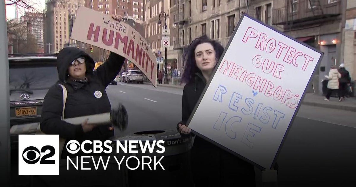 Anti-ICE rally held in West Village - CBS New York