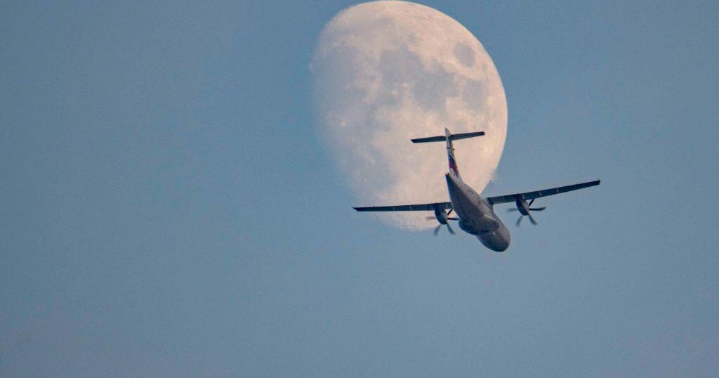 Регионален пътнически самолет с 11 души загуби връзка с наземния