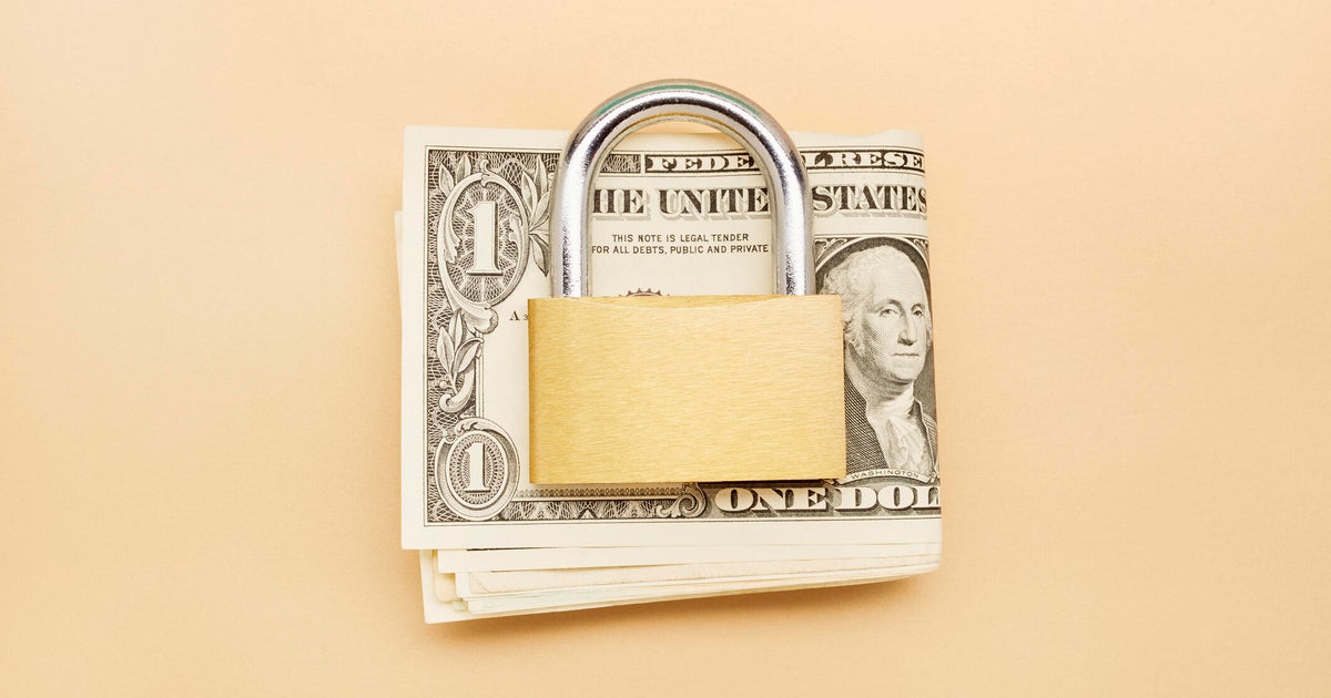 Злато срещу пари за вашата „спешна“ кофа при пенсиониране: Какво да имате предвид