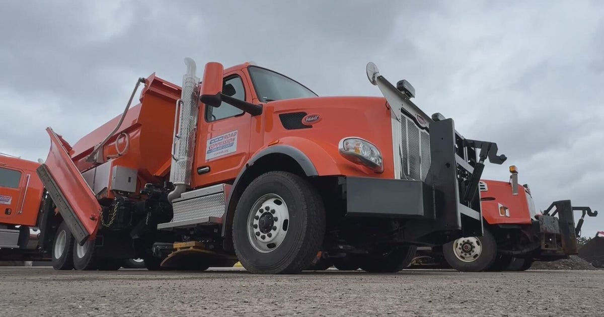 Metro Detroit road crews working to clear snow - CBS Detroit
