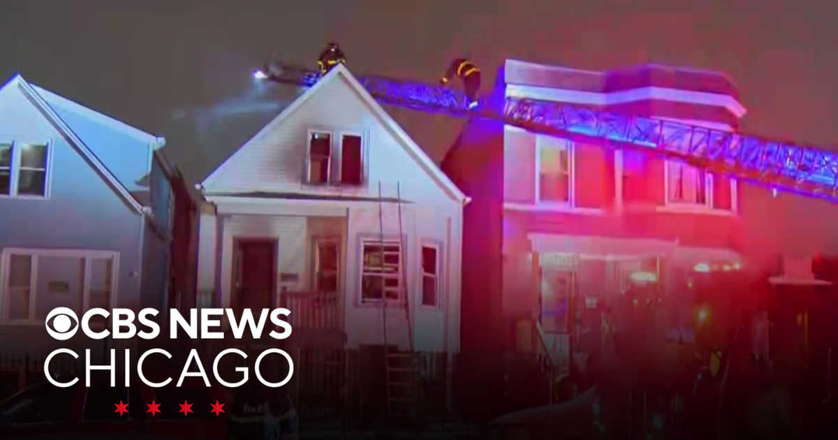 Fire breaks out at Northwest Side apartment building