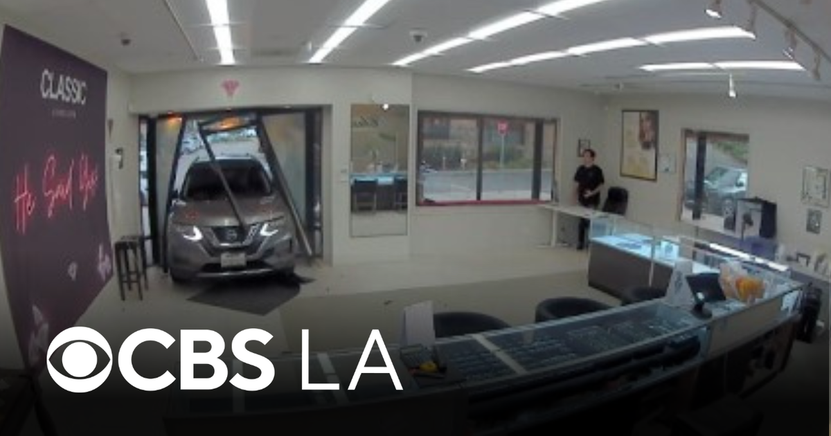 Robbery suspects crash SUV through Anaheim jewelry store's front door