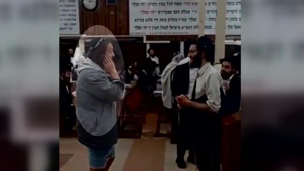 Dan Sohail talking with yeshiva students at Chabad headquarters 