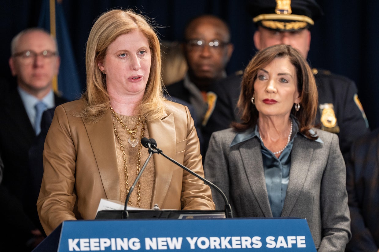 N.Y. Gov. Kathy Hochul blasts ICE in push to ban local police ...