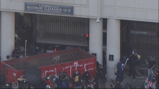 ice-clash-outside-dtla-federal-building.jpg