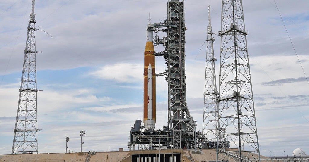 Инженерите започнаха да зареждат лунната ракета Artemis II на НАСА