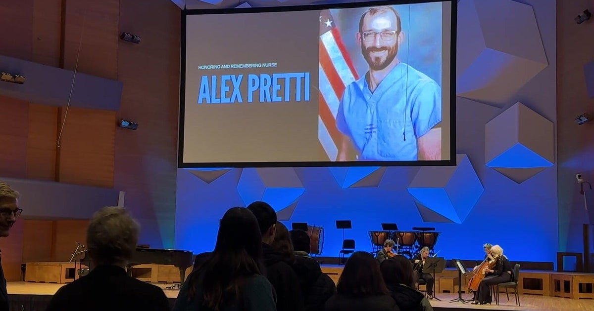 Health care workers express grief, anger at vigil for Alex Pretti