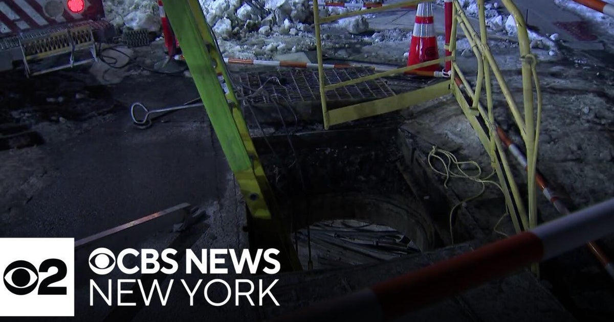 Hundreds of Brooklyn residents hoping power is restored soon - CBS New York