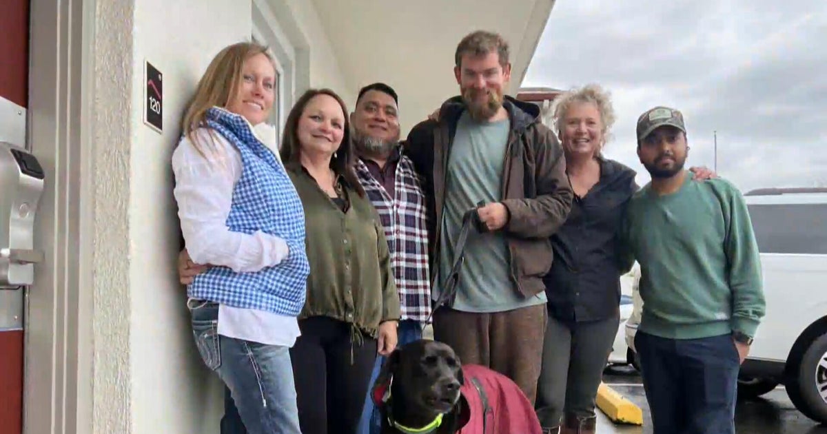 Непознати се събират, за да помогнат на мъж и кучето му по време на зимната буря в Южна Каролина: „Това, което видяхте, е човечност“