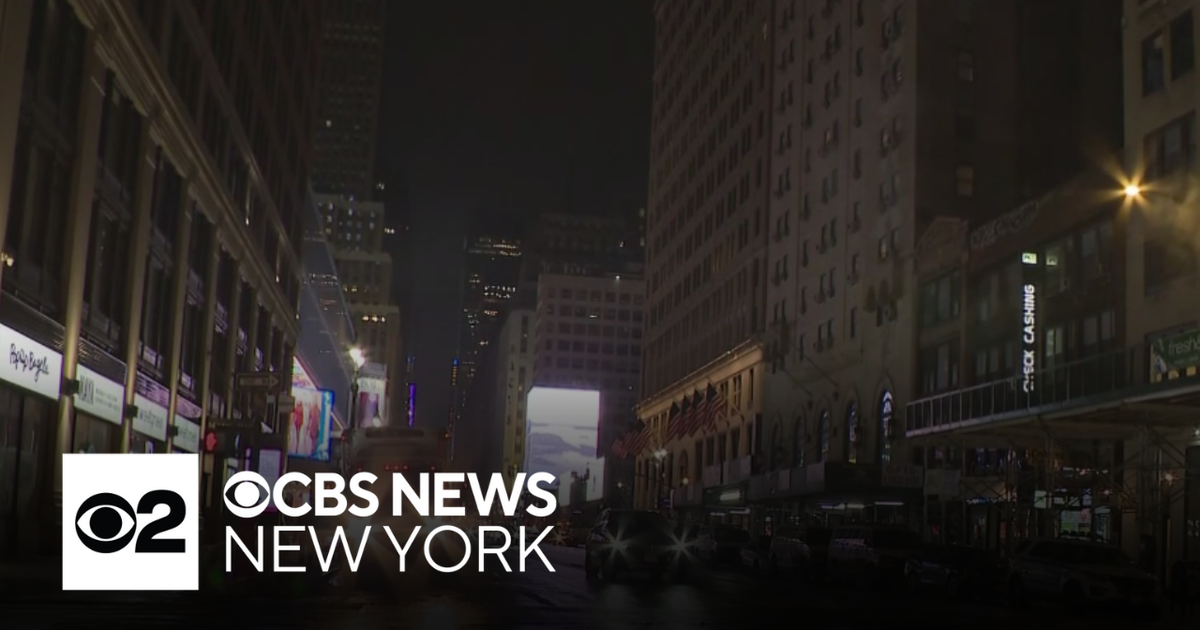 Off-duty NYPD officer hospitalized after hit-and-run, sources say - CBS ...