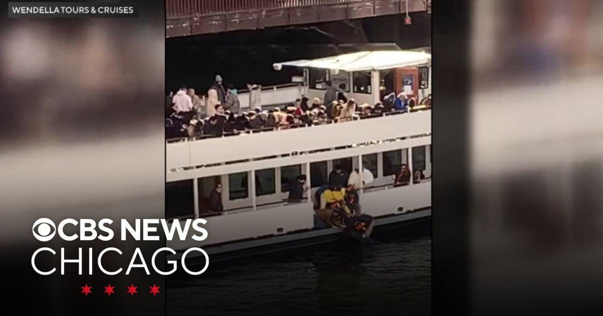 Tour boat crew rescues man who fell into Chicago River off Michigan ...